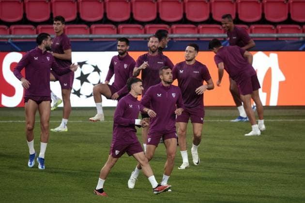 EINDHOVEN - Players of Sivilla FC during a training session of Sevilla FC in the run-up to the Champions League match against PSV at the Phillips Stadium on October 2, 2023 in Eindhoven, the Netherlands. ANP JEROEN PUTMANS UEFA Champions League MD-1 2023 2024 xVIxANPxSportx xxANPxIVx 480044693 originalFilename: 480044693.jpg