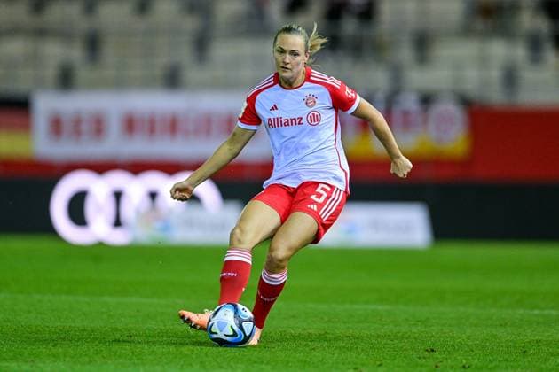 Magdalena Eriksson FC Bayern Munich, FCB, 5 on the ball, crop, full body, single image, action, 02 10 2023, Munich Germany , Football, Google Pixel Women Bundesliga, FC Bayern Munich 1 FC Cologne, DFB DFL REGULATES PROHIBIT ANY USE OF PHOTOGRAPHS AS IMAGE SEQUENCES AND OR QUASI VIDEO xslx
