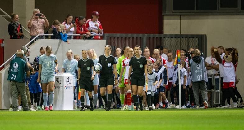 Franziska Wildfeuer Referee picks up the match ball and leads the teams onto the pitch FC Bayern Muenchen Frauen vs 1 FC Koeln, Football, Womens Bundesliga, 2 Matchday, Season 2023 2024, 02 10 2023 DFL DFB REGULATES PROHIBIT ANY USE OF PHOTOGRAPHS as IMAGE SEQUENCES and or QUASI VIDEO FC Bayern Muenchen Frauen vs 1 FC Koeln, Football, Womens Bundesliga, 2 Matchday, Season 2023 2024, 02 10 2023 Muenchen Copyright: xEibner-Pressefoto Feinerx EP_HFR