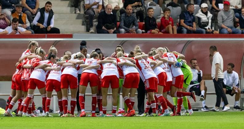 Bayern motivate themselves before the start of the match in the players circle FC Bayern Muenchen Frauen vs 1 FC Koeln, Football, Womens Bundesliga, 2 Matchday, Season 2023 2024, 02 10 2023 DFL DFB REGULATES PROHIBIT ANY USE OF PHOTOGRAPHS as IMAGE SEQUENCES and or QUASI VIDEO FC Bayern Muenchen Frauen vs 1 FC Koeln, Football, Womens Bundesliga, 2 Matchday, Season 2023 2024, 02 10 2023 Muenchen Copyright: xEibner-Pressefoto Feinerx EP_HFR