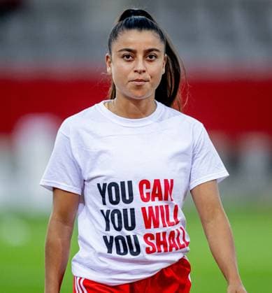 Ines Belloumou FC Bayern Muenchen Frauen, 3 wearing a shirt while warming up for long injured teammates FC Bayern Muenchen Frauen vs 1 FC Koeln, Football, Womens Bundesliga, Matchday 2, Season 2023 2024, 02 10 2023 DFL DFB REGULATES PROHIBIT ANY USE OF PHOTOGRAPHS as IMAGE SEQUENCES and or QUASI VIDEO FC Bayern Muenchen Women vs 1 FC Koeln, Football, Womens Bundesliga, 2 Matchday, Season 2023 2024, 02 10 2023 Muenchen Copyright: xEibner-Pressefoto Feinerx EP_HFR