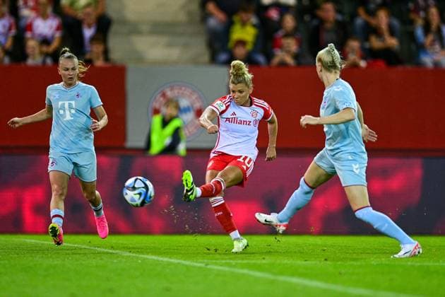 v li Laura Donhauser Cologne, 25 Linda Dallmann FC Bayern Munich, FCB, 10 pulls off, with goal shot, Anna Gerhardt Cologne, 21 , 02 10 2023, Munich Germany , Football, Google Pixel Womens Bundesliga, FC Bayern Munich 1 FC Cologne, DFB DFL REGULATIONS PROHIBIT ANY USE OF PHOTOGRAPHS AS IMAGE SEQUENCES AND OR QUASI VIDEO xslx
