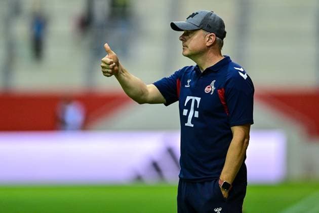Coach Daniel Weber Cologne gives instructions, gestures, gesticulate with arms, gives instructions, gesticulate, frame, action, action, 02 10 2023, Munich Germany , Football, Google Pixel Women Bundesliga, FC Bayern Munich 1 FC Cologne, DFB DFL REGULATES PROHIBIT ANY USE OF PHOTOGRAPHS AS IMAGE SEQUENCES AND OR QUASI VIDEO xslx