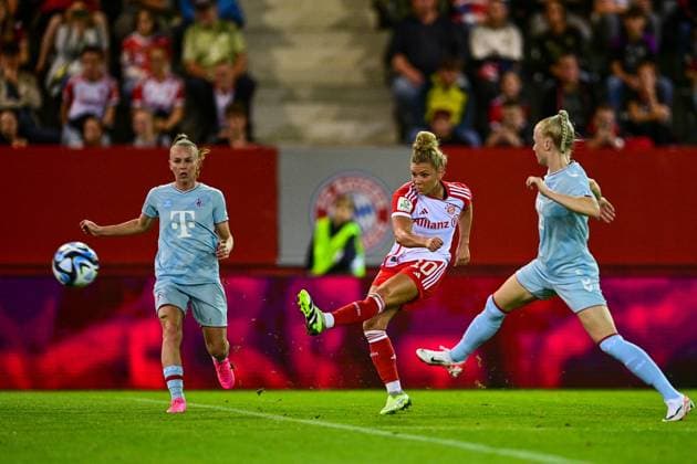 v li Laura Donhauser Cologne, 25 Linda Dallmann FC Bayern Munich, FCB, 10 pulls off, with goal shot, Anna Gerhardt Cologne, 21 , 02 10 2023, Munich Germany , Football, Google Pixel Womens Bundesliga, FC Bayern Munich 1 FC Cologne, DFB DFL REGULATIONS PROHIBIT ANY USE OF PHOTOGRAPHS AS IMAGE SEQUENCES AND OR QUASI VIDEO xslx