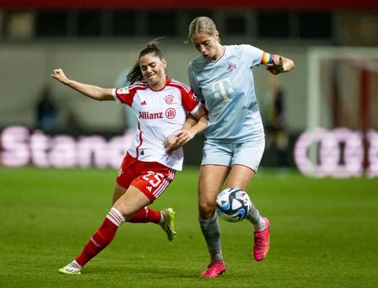 Fight for the ball duel between Sarah Zadrazil FC Bayern Muenchen Frauen, 25 and Sharon Beck 1 FC Koeln, 10 FC Bayern Muenchen Frauen vs 1 FC Koeln, Football, Womens Bundesliga, 2 Matchday, Season 2023 2024, 02 10 2023 DFL DFB REGULATES PROHIBIT ANY USE OF PHOTOGRAPHS as IMAGE SEQUENCES and or QUASI VIDEO FC Bayern Muenchen Women vs 1 FC Koeln, Football, Womens Bundesliga, 2 Matchday, Season 2023 2024, 02 10 2023 Muenchen Copyright: xEibner-Pressefoto Feinerx EP_HFR