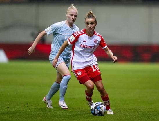 Lina Magull FC Bayern Muenchen women, 16 in front of Anna Gerhardt 1 FC Koeln, 21 FC Bayern Muenchen women vs 1 FC Koeln, Football, Women Bundesliga, 2 Matchday, Season 2023 2024, 02 10 2023 DFL DFB REGULATES PROHIBIT ANY USE OF PHOTOGRAPHS as IMAGE SEQUENCES and or QUASI VIDEO FC Bayern Muenchen women vs 1 FC Koeln, Football, Women Bundesliga, 2 Matchday, Season 2023 2024, 02 10 2023 Muenchen Copyright: xEibner-Pressefoto Feinerx EP_HFR