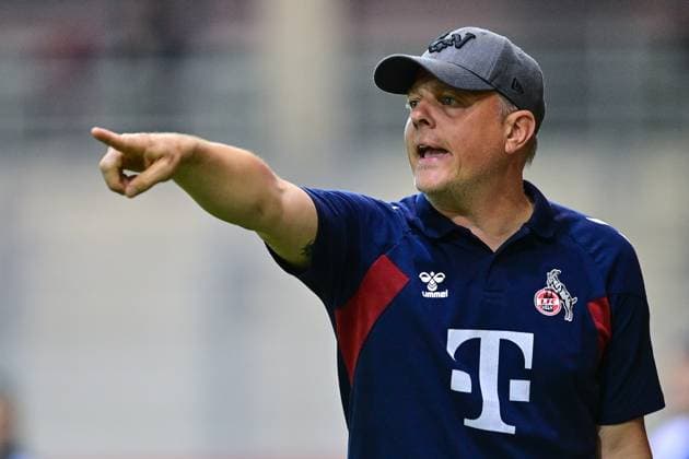 Coach Daniel Weber Cologne gives instructions, gestures, gesticulate with arms, gives instructions, gesticulate, frame, action, action, 02 10 2023, Munich Germany , Football, Google Pixel Women Bundesliga, FC Bayern Munich 1 FC Cologne, DFB DFL REGULATES PROHIBIT ANY USE OF PHOTOGRAPHS AS IMAGE SEQUENCES AND OR QUASI VIDEO xslx