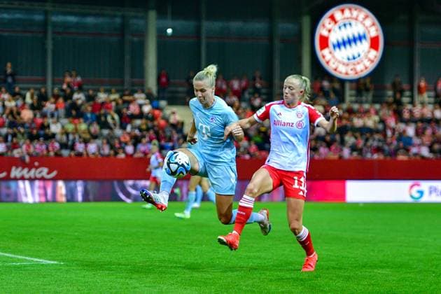 v li Celina Degen Cologne, 5 Lea Schüller FC Bayern Munich, FCB, 11 in duel, duel, tackle, dynamics, action, 02 10 2023, Munich Germany , Football, Google Pixel Women Bundesliga, FC Bayern Munich 1 FC Cologne, DFB DFL REGULATIONS PROHIBIT ANY USE OF PHOTOGRAPHS AS IMAGE SEQUENCES AND OR QUASI VIDEO xslx