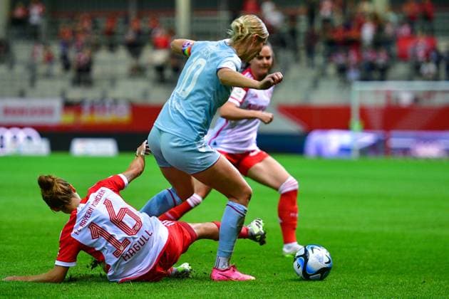 v li Lina Maria Magull FC Bayern München, FCB, 16 Sharon Beck Köln, 10 Sarah Zadrazil FC Bayern München, FCB, 25 in duel, duel, tackle, dynamic, action, 02 10 2023, Munich Germany , Football, Google Pixel Women Bundesliga, FC Bayern München 1 FC Köln, DFB DFL REGULATIONS PROHIBIT ANY USE OF PHOTOGRAPHS AS IMAGE SEQUENCES AND OR QUASI VIDEO xslx