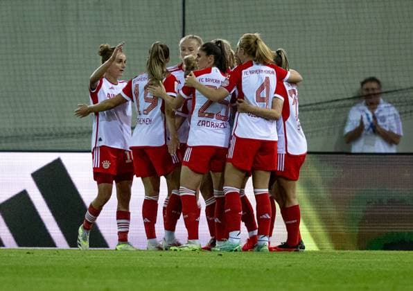 Bayern players including Lina Magull FC Bayern Muenchen Frauen, 16 , Katharina Naschenweng FC Bayern Muenchen Frauen, 19 , Sarah Zadrazil FC Bayern Muenchen Frauen, 25 , Glodis Perla Viggosdottir FC Bayern Muenchen Frauen, 4 and Georgia Stanway FC Bayern Muenchen Frauen, 31 cheer with Pernille Harder FC Bayern Muenchen Frauen, 21 whose goal to make it 1 0 just before halftime FC Bayern Muenchen Frauen vs 1 FC Koeln, Soccer, Womens Bundesliga, Matchday 2, Season 2023 2024, 02 10 2023 DFL DFB REGULATES PROHIBIT ANY USE OF PHOTOGRAPHS as IMAGE SEQUENCES and or QUASI VIDEO FC Bayern Muenchen Frauen vs 1 FC Koeln, Soccer, Womens Bundesliga, Matchday 2, Season 2023 2024, 02 10 2023 Muenchen Copyright: xEibner-Pressefoto Feinerx EP_HFR