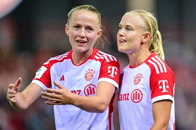 v li Lea Schüller FC Bayern München, FCB, 11 and Pernille Harder FC Bayern München, FCB, 21 talk after the half-time whistle, 02 10 2023, Munich Germany , Football, Google Pixel Womens Bundesliga, FC Bayern München 1 FC Köln, DFB DFL REGULATIONS PROHIBIT ANY USE OF PHOTOGRAPHS AS IMAGE SEQUENCES AND OR QUASI VIDEO xslx