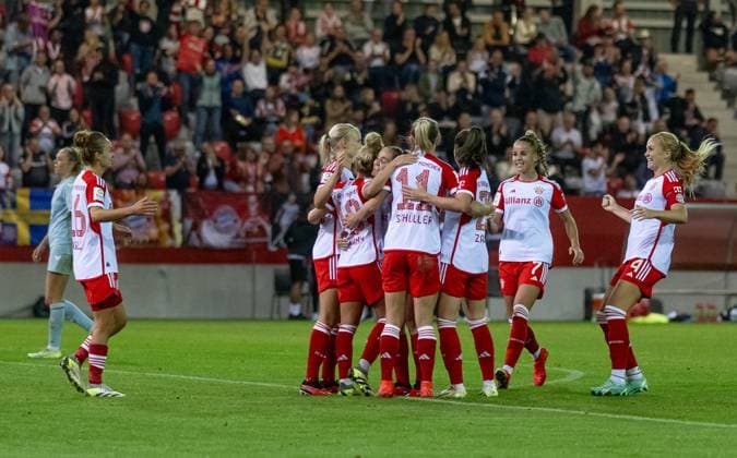 Bayern cheer with Linda Dallmann FC Bayern Muenchen Frauen, 10 whose goal to 2 0 FC Bayern Muenchen Frauen vs 1 FC Koeln, Football, Womens Bundesliga, 2 Matchday, Season 2023 2024, 02 10 2023 DFL DFB REGULATES PROHIBIT ANY USE OF PHOTOGRAPHS as IMAGE SEQUENCES and or QUASI VIDEO FC Bayern Muenchen Frauen vs 1 FC Koeln, Football, Womens Bundesliga, 2 Matchday, Season 2023 2024, 02 10 2023 Muenchen Copyright: xEibner-Pressefoto Feinerx EP_HFR
