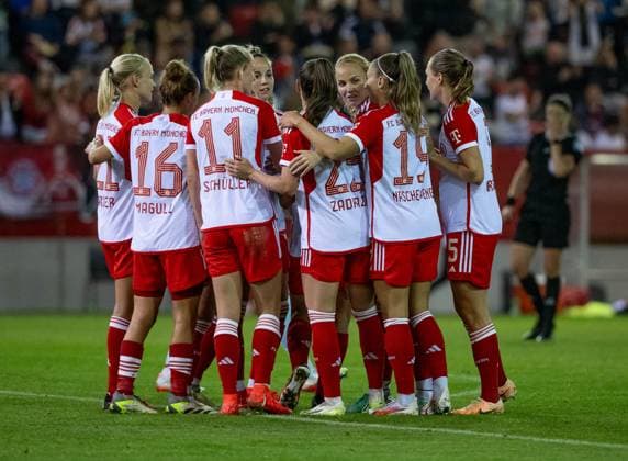 Bayern cheer with Linda Dallmann FC Bayern Muenchen Frauen, 10 whose goal to 2 0 FC Bayern Muenchen Frauen vs 1 FC Koeln, Football, Womens Bundesliga, 2 Matchday, Season 2023 2024, 02 10 2023 DFL DFB REGULATES PROHIBIT ANY USE OF PHOTOGRAPHS as IMAGE SEQUENCES and or QUASI VIDEO FC Bayern Muenchen Frauen vs 1 FC Koeln, Football, Womens Bundesliga, 2 Matchday, Season 2023 2024, 02 10 2023 Muenchen Copyright: xEibner-Pressefoto Feinerx EP_HFR