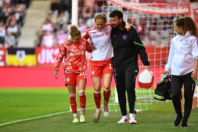 Linda Dallmann 10 FC Bayern supports injured Sydney Lohmann 12 FC Bayern at Google Pixel womens Bundesliga match FC Bayern Munich 1 FC Cologne on 02 10 2023 Munich FC Bayern Campus Bayern Germany