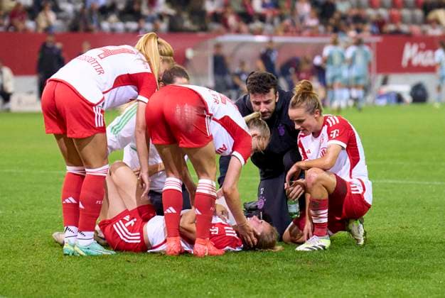 Sydney LOHMANN, FCB Damen 12 ankle injury in the Frauenbundesliga match FC BAYERN MÜNCHEN - 1.FC KOELN on Sept 30, 2023 in Munich, Germany. Season 2023 2024, 1.Bundesliga, FCB, München, matchday 2, 2.Spieltag