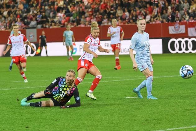 Goal to 2 0 by Linda Dallmann FC Bayern Muenchen, 10 FC Bayern Muenchen vs 1 FC Koeln, Soccer Google Pixel Frauen Bundesliga, 2 Spieltag, Saison 23 24, 02 10 2023 DFL REGULATES PROHIBIT ANY USE OF PHOTOGRAPHS AS IMAGE SEQUENCES FC Bayern Muenchen vs 1 FC Koeln, Soccer Google Pixel Frauen Bundesliga, 2 Spieltag, Saison 23 24, 02 10 2023 Muenchen Copyright: xEibner-Pressefoto JennixMaulx EP_JML