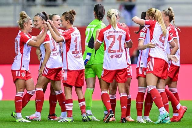 FC Bayern players high-five before the start of the match, 02 10 2023, Munich Germany , Football, Google Pixel Womens Bundesliga, FC Bayern Munich 1 FC Cologne, DFB DFL REGULATES PROHIBIT ANY USE OF PHOTOGRAPHS AS IMAGE SEQUENCES AND OR QUASI VIDEO xslx