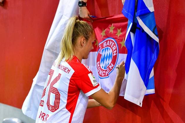 Samantha Kerr FC Bayern Munich, FCB, 26 signs an autograph on a FC Bayern flag to a fan, 02 10 2023, Munich Germany , Football, Google Pixel Womens Bundesliga, FC Bayern Munich 1 FC Cologne, DFB DFL REGULATES PROHIBIT ANY USE OF PHOTOGRAPHS AS IMAGE SEQUENCES AND OR QUASI VIDEO xslx