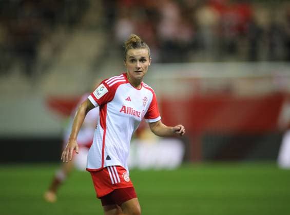 Munich, Germany 02 October 2023 football, WOMEN, GOOGLE PIXEL WOMEN FEDERAL LEAGUE, season 2023 2024, FC Bayern Munich 1 FC Cologne, Campus Lina Magull FC Bayern Munich looking to the right