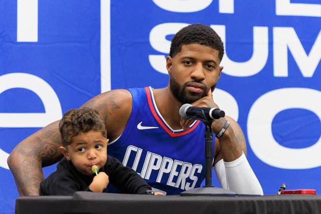 Bilder des Jahres 2023, Sport 10 Oktober Sport Themen der Woche KW40 Sport Bilder des Tages October 2, 2023, Playa Vista, California, USA: Paul George 13 is interviewed during the Clippers Media Day on Monday October 2, 2023 at the Honey Training Center in Playa Vista, California. ARIANA RUIZ PI Playa Vista USA - ZUMAp124 20231002_zaa_p124_033 Copyright: xArianaxRuizx
