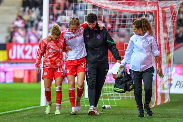 Linda Dallmann 10 FC Bayern supports injured Sydney Lohmann 12 FC Bayern at Google Pixel womens Bundesliga match FC Bayern Munich 1 FC Cologne on 02 10 2023 Munich FC Bayern Campus Bayern Germany