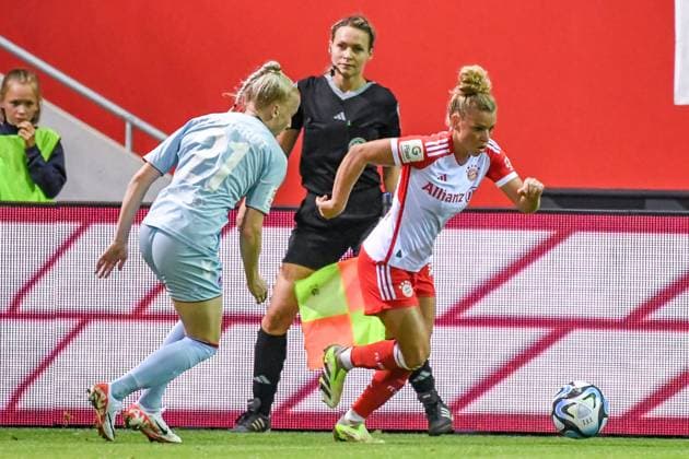 Womens soccer duel GERHARDT Anna and DALLMANN Linda during the Google Pixel womens soccer Bundesliga match of FC Bayern Munich against 1 FC Köln on 02 10 2023, Germany, Bayern Munich FC Bayern Campus Bayern Germany