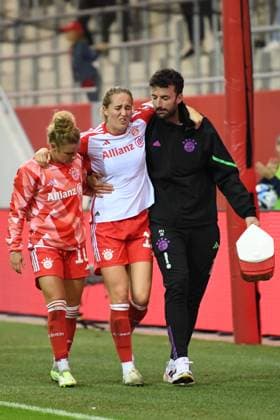 Womens soccer LOHMANN Sydney had to be substituted injured during the Google Pixel womens soccer Bundesliga match between FC Bayern Munich and 1 FC Köln on 02 10 2023, Germany, Bayern Munich FC Bayern Campus Bayern Germany