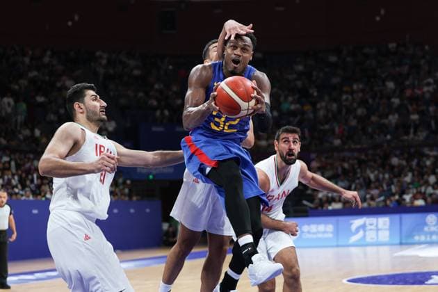 Bilder des Jahres 2023, Sport 10 Oktober Sport Themen der Woche KW40 Sport Bilder des Tages (231003) -- HANGZHOU, Oct. 3, 2023 -- Justin Brownlee (front) of the Philippines goes for a layup during the Men s Quarterfinal of Basketball between Iran and the Philippines at the 19th Asian Games in Hangzhou, east China s Zhejiang Province, Oct. 3, 2023. ) (SP)CHINA-HANGZHOU-ASIAN GAMES-BASKETBALL(CN) ZhuxZheng 