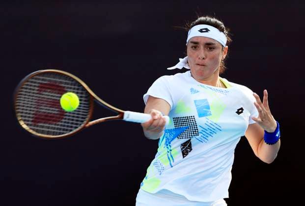 (231003) -- BEIJING, Oct. 3, 2023 -- Tunisia s Ons Jabeur hits a return to Ukraine s Marta Kostyuk during the women s singles second round match at 2023 China Open tennis tournament in Beijing, capital of China, Oct. 3, 2023. ) (SP)CHINA-BEIJING-TENNIS-CHINA OPEN-WOMEN S SINGLES-2ND ROUND (CN) LuoxYuan 