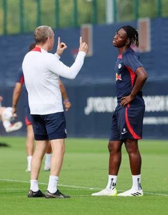 RB Leipzig training Champions League Leipzig, 03 10 2023, RB training center, UEFA Champions League , RB Leipzig final training on the eve of RBL v Manchester City , In picture co-coach Frank Geideck RB Leipzig and Amadou Haidara 8, RB Leipzig , Picture Point
