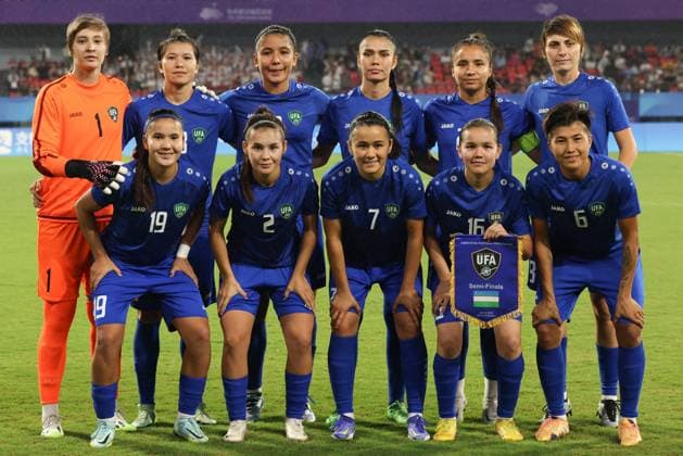 (231003) -- HANGZHOU, Oct. 3, 2023 -- Athletes of Uzbekistan pose before the Women s Semifinal between Uzbekistan and the Democratic People s Republic of Korea (DPRK) at the 19th Asian Games in Hangzhou, east China s Zhejiang Province, Oct. 3, 2023. ) (SP)CHINA-HANGZHOU-ASIAN GAMES-FOOTBALL (CN) ZhangxTao 