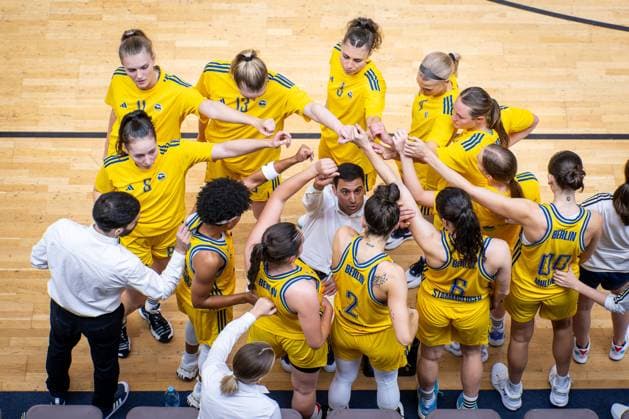 Sport Themen der Woche KW40 Sport Bilder des Tages Basketball Berlin 03.10.2023 Saison 2023 2024 1. Bundesliga DBBL Alba Berlin - Herner TC Cristo Cabrera (Alba, Trainer) *** Basketball Berlin 03 10 2023 Season 2023 2024 1 Bundesliga DBBL Alba Berlin Herner TC Cristo Cabrera Alba, coach