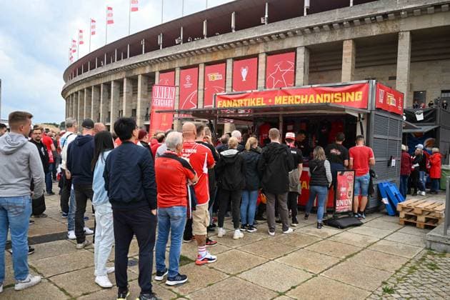 Football, men, 2023 2024 season, UEFA Champions League Group C, Matchday 2 , 1 FC Union Berlin Sporting Braga, v l The stadium is draped in red as 1 FC Union Berlin plays at the Olympiastadion Spectators stand in front of a stand for fan merchandise, 03 10 2023, Copyright: xMatthiasxKochx