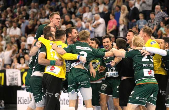 Sport Themen der Woche KW40 Sport Bilder des Tages Foto : Jubel nach dem Schlußpfiff bei den Spielern von Wetzlar Handball Herren Di. 03.10.2023 1. Bundesliga DHB Pokalspiel THW Kiel - HSG Wetzlar 31 - 32 *** Photo jubilation after the final whistle among the players of Wetzlar Handball Men Tue 03 10 2023 1 Bundesliga DHB Cup match THW Kiel HSG Wetzlar 31 32