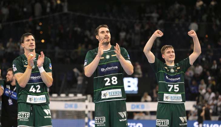 Photo Victory jubilation with the players from Wetzlar , here Nemanja Zelenovic left , Hendrik Wagner middle and Domen NOVAK right Handball Men Tue 03 10 2023 1 Bundesliga DHB Cup match THW Kiel HSG Wetzlar 31 32