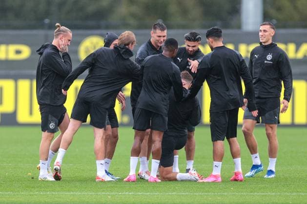 03 10 2023, football, season 2023 2024, 1 Bundesliga, training Borussia Dortmund, BVB players stand around Niclas Füllkrug Borussia Dortmund, Dortmund training ground BVB NRW Germany xRHR PHOTO DEx Copyright: DennisxEwert RHR-FOTOx RHR-FOTO DE