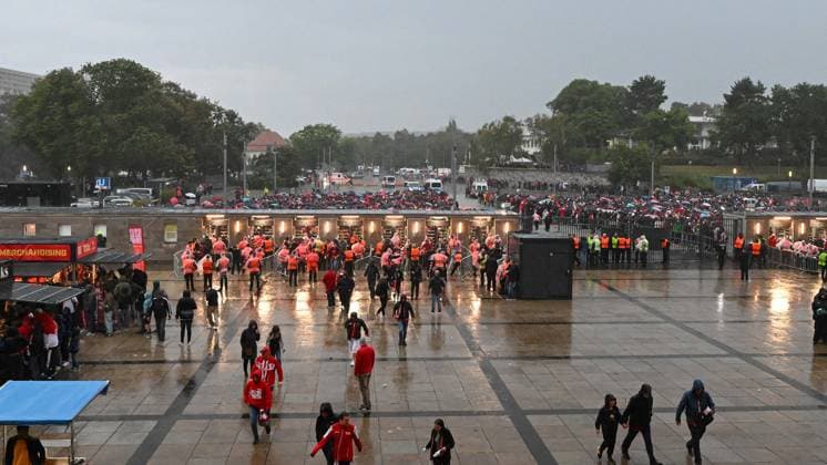 Football, Men, 2023 2024 season, UEFA Champions League Group C, Matchday 2 , 1 FC Union Berlin Sporting Braga, v l spectators stand outside the entrance in the rain waiting to enter the stadium, 03 10 2023, Copyright: xMatthiasxKochx