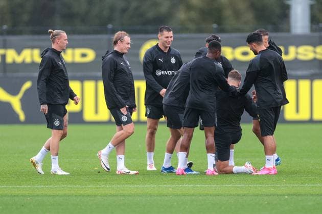 03 10 2023, football, season 2023 2024, 1 Bundesliga, training Borussia Dortmund, BVB players stand around Niclas Füllkrug Borussia Dortmund, Dortmund training ground BVB NRW Germany xRHR PHOTO DEx Copyright: DennisxEwert RHR-FOTOx RHR-FOTO DE
