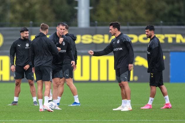 03 10 2023, football, season 2023 2024, 1 Bundesliga, training Borussia Dortmund, v l Niclas Füllkrug Borussia Dortmund , Niklas Süle Borussia Dortmund , Mats Hummels Borussia Dortmund play scissors, stone, paper, Dortmund training ground BVB NRW Germany xRHR PHOTO DEx Copyright: DennisxEwert RHR-FOTOx RHR-FOTO DE