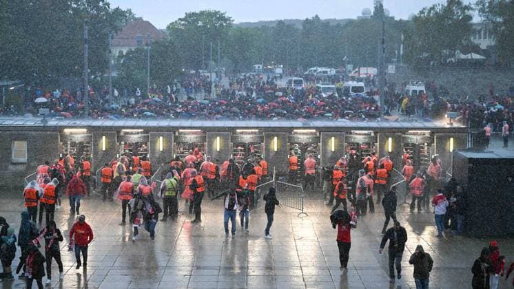 Football, Men, 2023 2024 season, UEFA Champions League Group C, Matchday 2 , 1 FC Union Berlin Sporting Braga, v l spectators stand outside the entrance in the rain waiting to enter the stadium, 03 10 2023, Copyright: xMatthiasxKochx