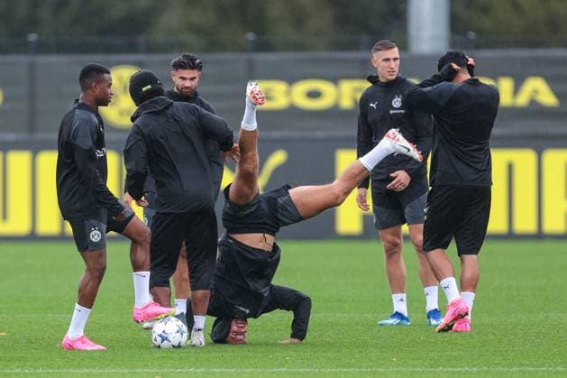03 10 2023, football, season 2023 2024, 1 Bundesliga, training Borussia Dortmund, Niclas Füllkrug Borussia Dortmund with a headstand, Dortmund training ground BVB NRW Germany xRHR PHOTO DEx Copyright: DennisxEwert RHR-FOTOx RHR-FOTO DE