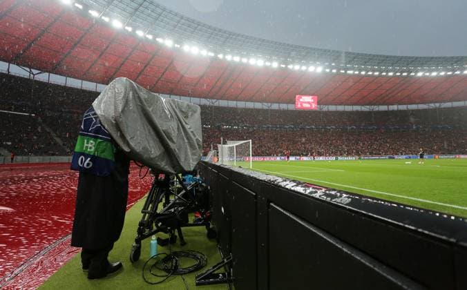 Cameraman in pouring rain Sports Football Soccer UEFA Champions League UCL Men 2 Matchday Season 2023 2024 03 10 2023 1 FC Union Berlin FCU vs SC Braga Olympiastadion DFL regulations prohibit any use of photographs as image sequences and or quasi video