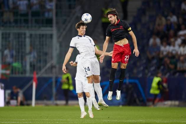 FC Red Bull Salzburg v Real Sociedad: Group D - UEFA Champions League 2023 24 Robin Le Normand of Real Sociedad competes for the ball with Roko Simic of FC Red Bull Salzburg during the UEFA Champions League match between FC Red Bull Salzburg and Real Sociedad at Red Bull Arena on October 3, 2023, in Salzburg, Austria. Salzburg Red Bull Arena Salzburg Austria RL_RBSvRSO_035 Copyright: xRicardoxLarreinax