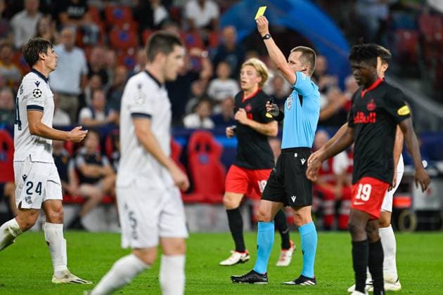 SOCCER - UEFA CL, RBS vs Sociedad SALZBURG,AUSTRIA,03.OCT.23 - SOCCER - UEFA Champions League, group stage, Red Bull Salzburg vs Real Sociedad. Image shows Robin Le Normand (Sociedad) and referee Bartosz Frankowski (POL); keywords: yellow card.  GEPAxpictures xDanielxSchoenherr