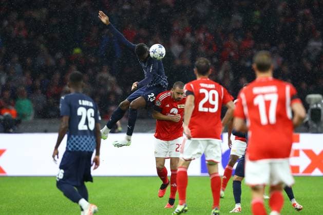 03 10 2023, xtgx, football, UEFA Champions League, 1 FC Union Berlin Sporting Braga emspor, v l Simon Banza Braga, 23 , Leonardo Bonucci Union Berlin, 23 duel, duel, fight, tackle DFL DFB REGULATES PROHIBIT ANY USE OF PHOTOGRAPHS as IMAGE SEQUENCES and or QUASI VIDEO Olympiastadion