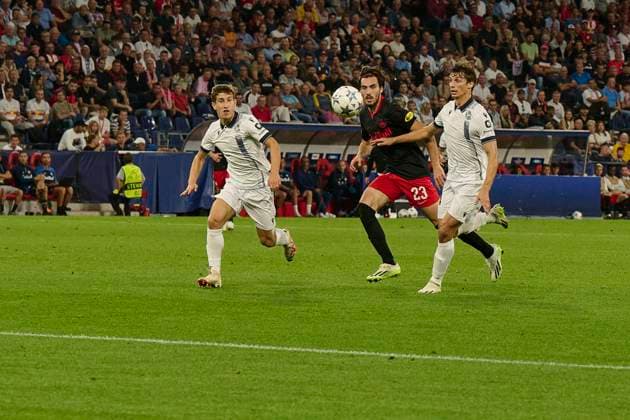 Salzburg, Austria 03 October 2023 Champions League 2023 2024 RB Salzburg vs Real Sociedad In the picture duel between Roko Simic FC Salzburg and Robin Le Normand Real Sociedad Red Bull Arena Copyright: xFotostandx xWassmuthx