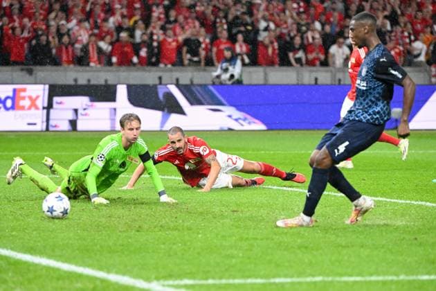 Football, Men, 2023 2024 season, UEFA Champions League Group C, Matchday 2 , 1 FC Union Berlin Sporting Braga, v l Frederik Roennow 1 FC Union Berlin , Leonardo Bonucci 1 FC Union Berlin and Sikou Niakate Sporting Braga Sikou Niakate Sporting Braga scores the goal to 2 1, 03 10 2023, Copyright: xMatthiasxKochx