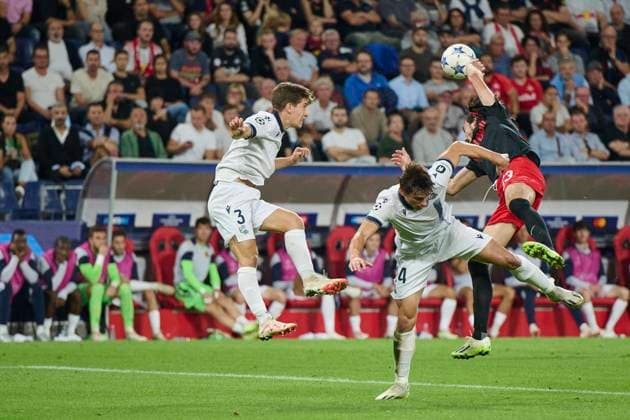 Salzburg, Austria 03 October 2023 Champions League 2023 2024 RB Salzburg vs Real Sociedad In the picture duel between Martin Zubimendi Real Sociedad and Roko Simic FC Salzburg Red Bull Arena Copyright: xFotostandx xWassmuthx