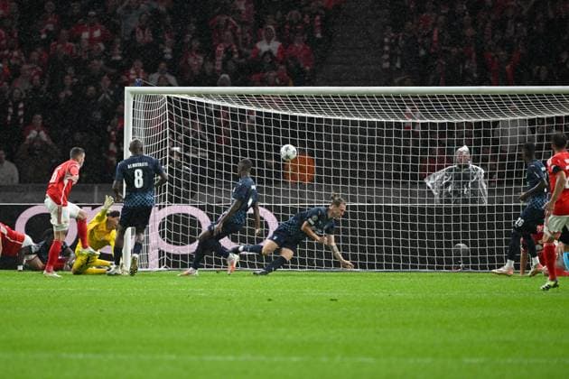 Football, Men, 2023 2024 season, UEFA Champions League Group C, Matchday 2 , 1 FC Union Berlin Sporting Braga, v l Robin Gosens 1 FC Union Berlin scores the goal to 1 0 was reviewed and withdrawn by VAR, 03 10 2023, Copyright: xMatthiasxKochx