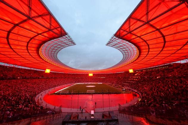 Football, Men, 2023 2024 season, UEFA Champions League Group C, Matchday 2 , 1 FC Union Berlin Sporting Braga, v l interior view from the stadium, General view inside the stadium the stadium glows in red, red lighting, 03 10 2023, Copyright: xMatthiasxKochx